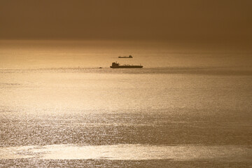 Obraz premium Schiffe am Meer weit weg am Horizont beim Sonnenuntergang
