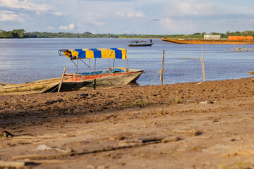 Fototapeta na wymiar Vista del Río Huallaga, desde el Puerto de la Ramada, en época de verano, en la ciudad de Yurimaguas, Mayo 2022