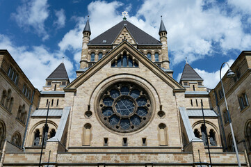 Fototapeta na wymiar the cologne synagogue in neo-romanesque style in front of blue sky with clouds