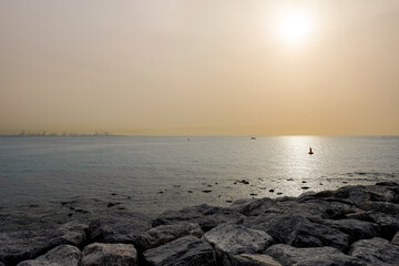 Fototapeta premium Sandsturm über Meer in Dubai. Gelber Himmel voller Sand
