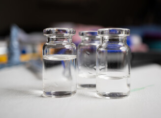 tres frascos de vidrio pequeños con un poco de agua limpia