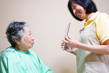 高齢女性の散髪　介護イメージ