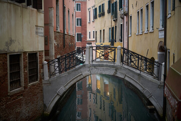 Fototapeta na wymiar Canal in Venice with Bridge connecting islands in Venice. Ponte delle Colonne