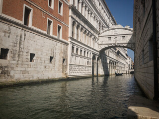 Naklejka premium Famous Bridge of Sighs in Venice. Popular Landmark and Sightseeing Location in Italy. Travel in Italy