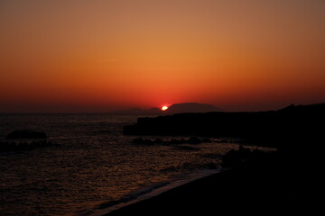 三宅島（Miyake Island）から望む　神津島に沈む夕日（Sunset） - obrazy, fototapety, plakaty