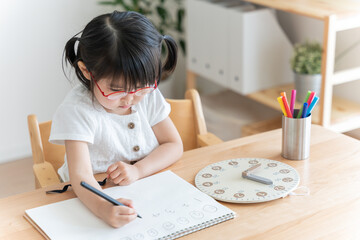 時計の勉強をする4歳の子供（育児・子育て・夏）