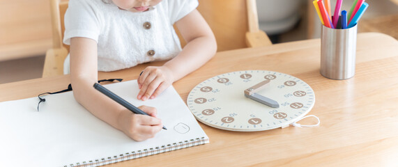 時計の勉強をする4歳の子供（育児・子育て・夏）
