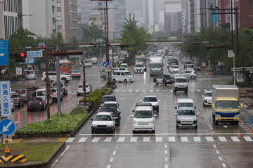 梅雨の時期の朝通勤道路の風景