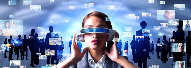 VR映像を見る女性　VRゴーグル 　バナー・広告向け横長ビジュアル