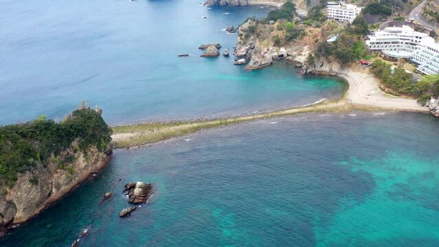 堂ヶ島の瀬浜海岸・三四郎島 トンボロ現象（静岡県西伊豆町）