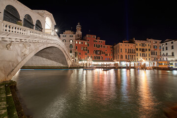 Naklejka premium Ponte Rialto in Venice at night. Long Exposure of Venice. Sightseeing in famous Italian City