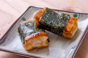 しょうゆで味付けした磯辺餅