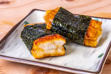 しょうゆで味付けした磯辺餅