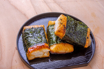 しょうゆで味付けした磯辺餅