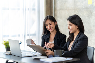 Obraz premium Asian business people meeting in office, Young broker businesswoman talking to business partners. Woman consulting, giving instructions, explaining terms of contract.