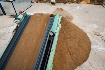 Soil falls from conveyor of crushing and sorting complex