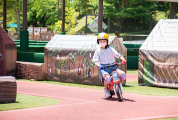 キッズバイクに乗る小学生の女の子