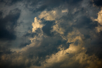 Fototapeta na wymiar the sky is full of dense clouds