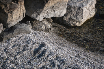 rocher et plage de petit coquillages