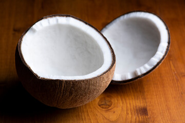 Fototapeta na wymiar 硬いオールドココナッツの実を割って中身の固形胚乳を取り出す