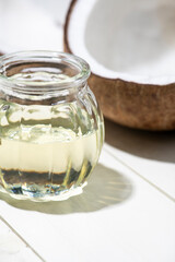 割られたココナッツから見える胚乳とココナッツオイル