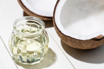 割られたココナッツから見える胚乳とココナッツオイル