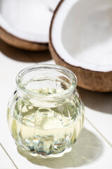 割られたココナッツから見える胚乳とココナッツオイル