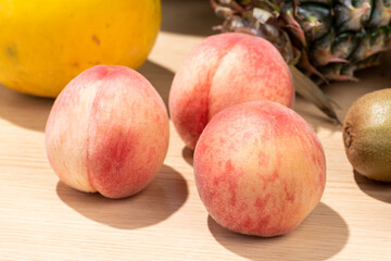 夏が旬のフルーツの桃