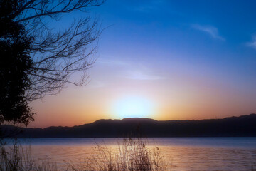 オレンジに染まる琵琶湖の夕暮れ