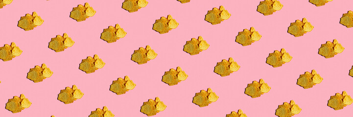 Naklejka premium Potato chips background on pink background