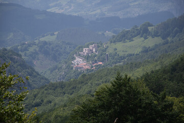 Fototapeta na wymiar paisaje de los montes Vascos
