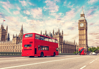 Roter Bus auf der Westminster Bridge neben Big Ben in London, Großbritannien.