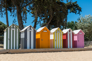 Fototapeta na wymiar Ile d’Oléron (Charente-Maritime, France), cabines de plage traditionnelles de La Brée Les Bains