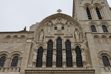 Fototapeta na wymiar La Basilique Sainte Marie Madeleine, basilique de Vezelay, vue de l'extérieur, village de Vezelay, département de l'Yonne, France