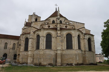Fototapeta na wymiar La Basilique Sainte Marie Madeleine, basilique de Vezelay, vue de l'extérieur, village de Vezelay, département de l'Yonne, France