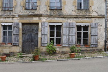 Maison typique, vue de l'extérieur, village de Vezelay, département de l'Yonne, France