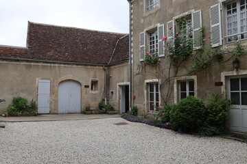 Fototapeta na wymiar Ancien pensionnat Sainte Madeleine, vue de l'extérieur, village de Vezelay, département de l'Yonne, France
