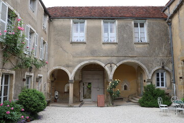 Fototapeta na wymiar Ancien pensionnat Sainte Madeleine, vue de l'extérieur, village de Vezelay, département de l'Yonne, France