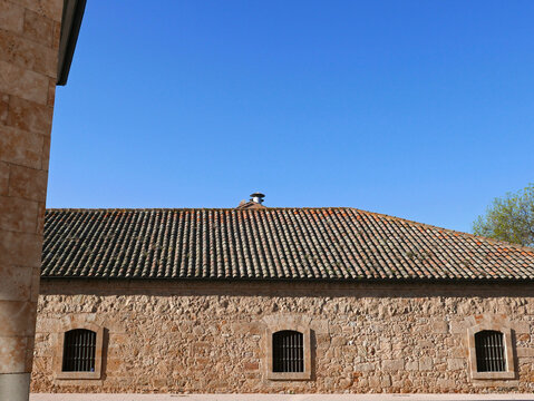 immagine minimalista del tetto di un casolare contro il cielo blu