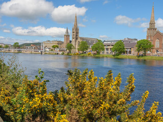 Fototapeta na wymiar Die schottischen Highlands und die Stadt Inverness