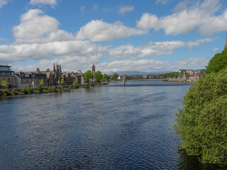 Fototapeta premium Die schottischen Highlands und die Stadt Inverness