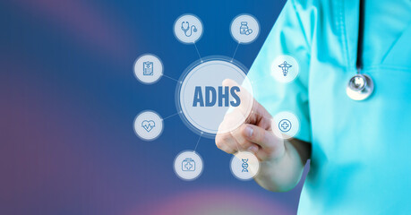 ADHS (Aufmerksamkeits-Defizit-Hyperaktivitäts-Störung). Arzt zeigt auf digitales medizinisches Interface. Text umgeben von Icons, angeordnet im Kreis.