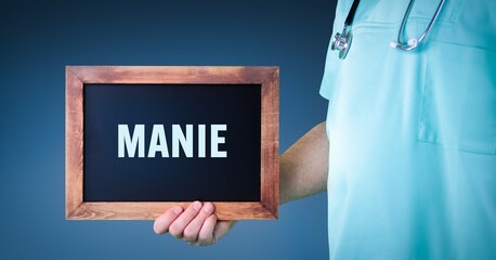 Manie. Arzt zeigt Schild/Tafel mit Holz Rahmen. Hintergrund blau