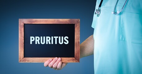 Pruritus (Juckreiz). Arzt zeigt Schild/Tafel mit Holz Rahmen. Hintergrund blau