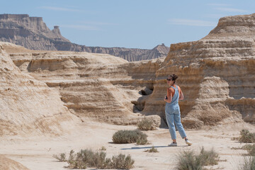 chica en el desierto