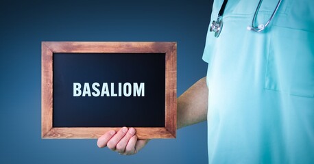 Basaliom (Weißer Hautkrebs). Arzt zeigt Schild/Tafel mit Holz Rahmen. Hintergrund blau