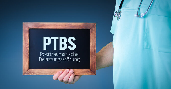 PTBS (Posttraumatische Belastungsst&ouml;rung). Arzt zeigt Schild/Tafel mit Holz Rahmen. Hintergrund blau