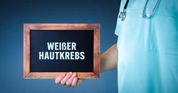 Wei&szlig;er Hautkrebs (Basaliom). Arzt zeigt Schild/Tafel mit Holz Rahmen. Hintergrund blau