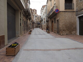 una vieja calle peatonal del pueblo medieval de arbeca para disfrutar de un tranquilo paseo contemplando su típica arquitectura, lérida, españa, europa 