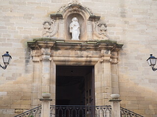 fachada de la iglesia de sant jaume de arbeca, estilo neoclásico, ornacina con la imágen de la...